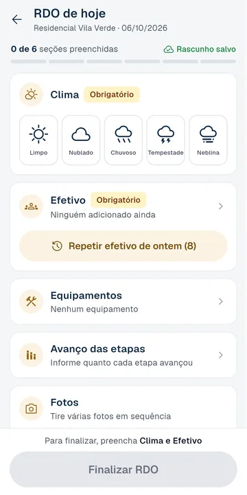 Tela "RDO de hoje" no app, com clima, efetivo, equipamentos, avanço das etapas e fotos